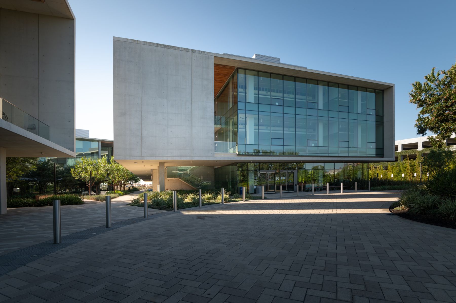 Commercial building with glass curtain wall